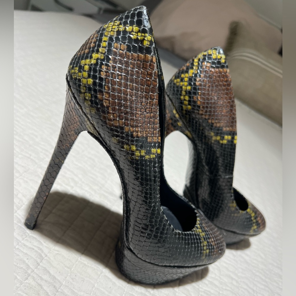 B Brian Atwood vintage round toe snake skin Platform Ferguson pump size 7